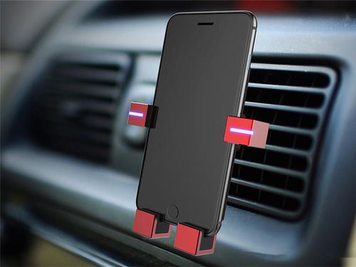 为何用手机导航被罚款？交警提醒 两个危险习惯成关键，车载导航更稳妥