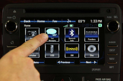 吹上天的互联汽车，为何用户仍选择手机导航？